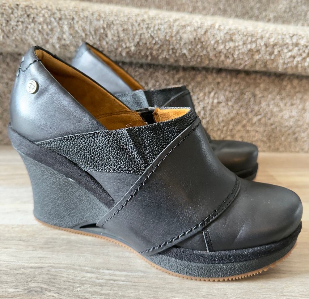 MOZO Divine Wedge Black Leather Slip On Shoes Women’s 8.5